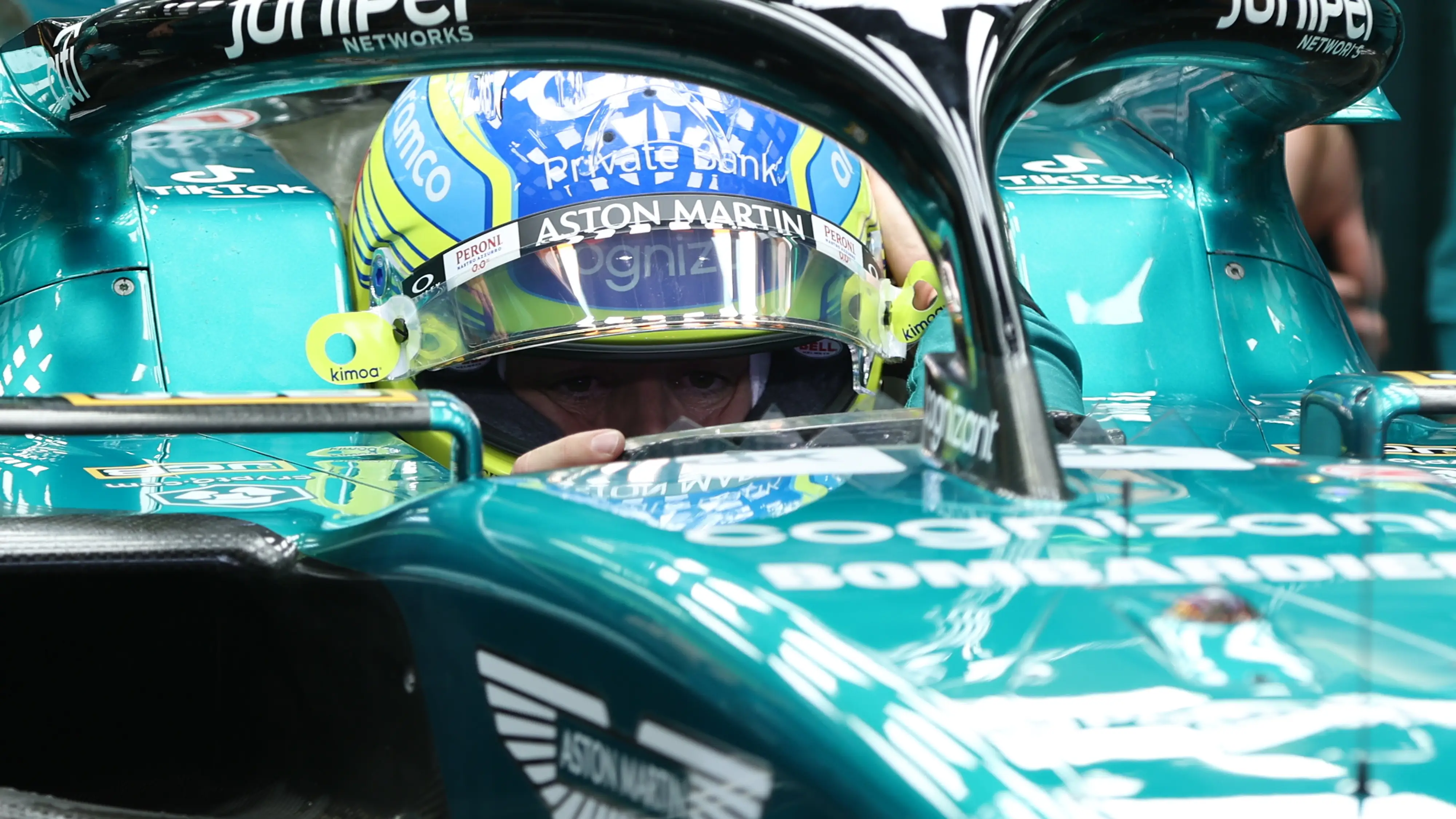 Fernando Alonso subido al Aston Martin en el segundo día de test Fernando Alonso subido al Aston Martin en el segundo día de test