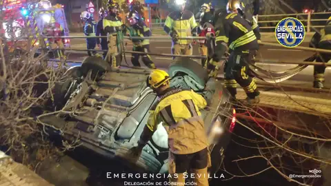 Coche a punto de caer al vacío en Sevilla Coche a punto de caer al vacío en Sevilla