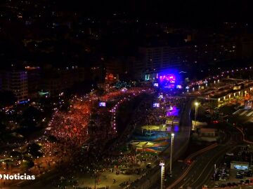 Más de 400.000 personas bailan a ritmo de carnaval en Santa Cruz de Tenerife en una jornada de récord