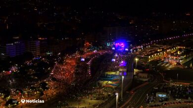 Más de 400.000 personas bailan a ritmo de carnaval en Santa Cruz de Tenerife en una jornada de récord