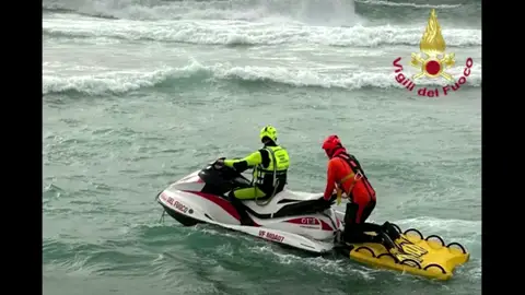 Imágenes de bomberos y guardacostas italianos realizando una operación de rescate Imágenes de bomberos y guardacostas italianos realizando una operación de rescate