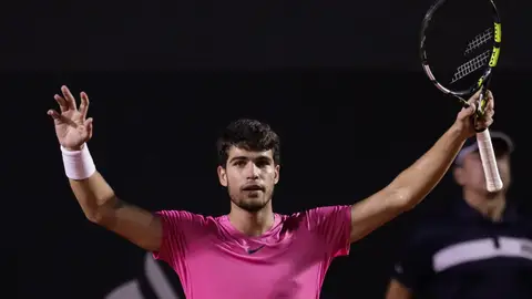 Alcaraz alza los brazos tras ganar a Nicolas Harry en las semifinales de Rio Alcaraz alza los brazos tras ganar a Nicolas Harry en las semifinales de Rio