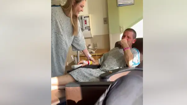 Momento en el que Delayne Ivanowski confiesa a su padre que ella ha sido quien le ha donado el riñón Momento en el que Delayne Ivanowski confiesa a su padre que ella ha sido quien le ha donado el riñón