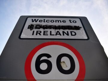 Un letrero vandalizado marca la frontera entre la República de Irlanda e Irlanda del Norte