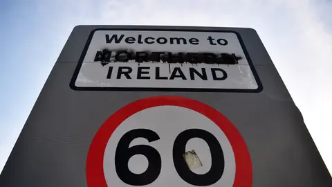 Un letrero vandalizado marca la frontera entre la República de Irlanda e Irlanda del Norte Un letrero vandalizado marca la frontera entre la República de Irlanda e Irlanda del Norte