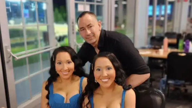 Imagen de las dos hermanas gemelas con su novio, Ben
