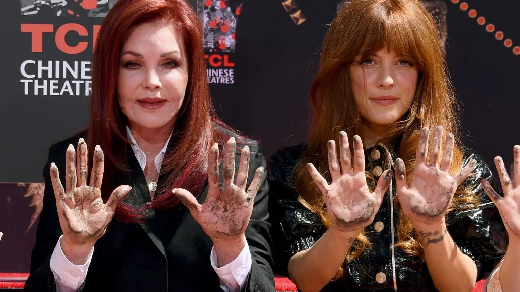 Priscilla Presley y su nieta, Riley Keough Priscilla Presley y su nieta, Riley Keough
