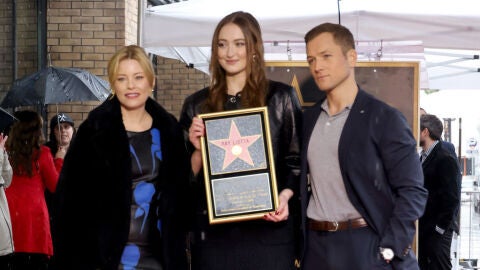 Elizabeth Banks, Karsen Liotta y Taron Egerton en el homenaje a Ray Liotta