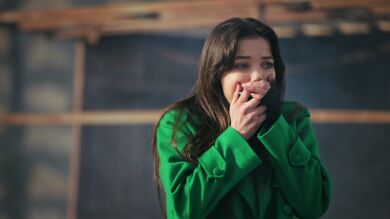 ¡Niyazi, acorralado por Ceylin e Ilgaz, se suicida para no ir a la cárcel por haber disparado a Engin y manipular las pruebas del crimen!