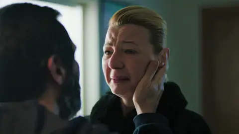 Laçin, sin poder contener las lágrimas, visita a Murat en la cárcel: “Pase lo que pase, te sacaré de aquí” Laçin, sin poder contener las lágrimas, visita a Murat en la cárcel: “Pase lo que pase, te sacaré de aquí”