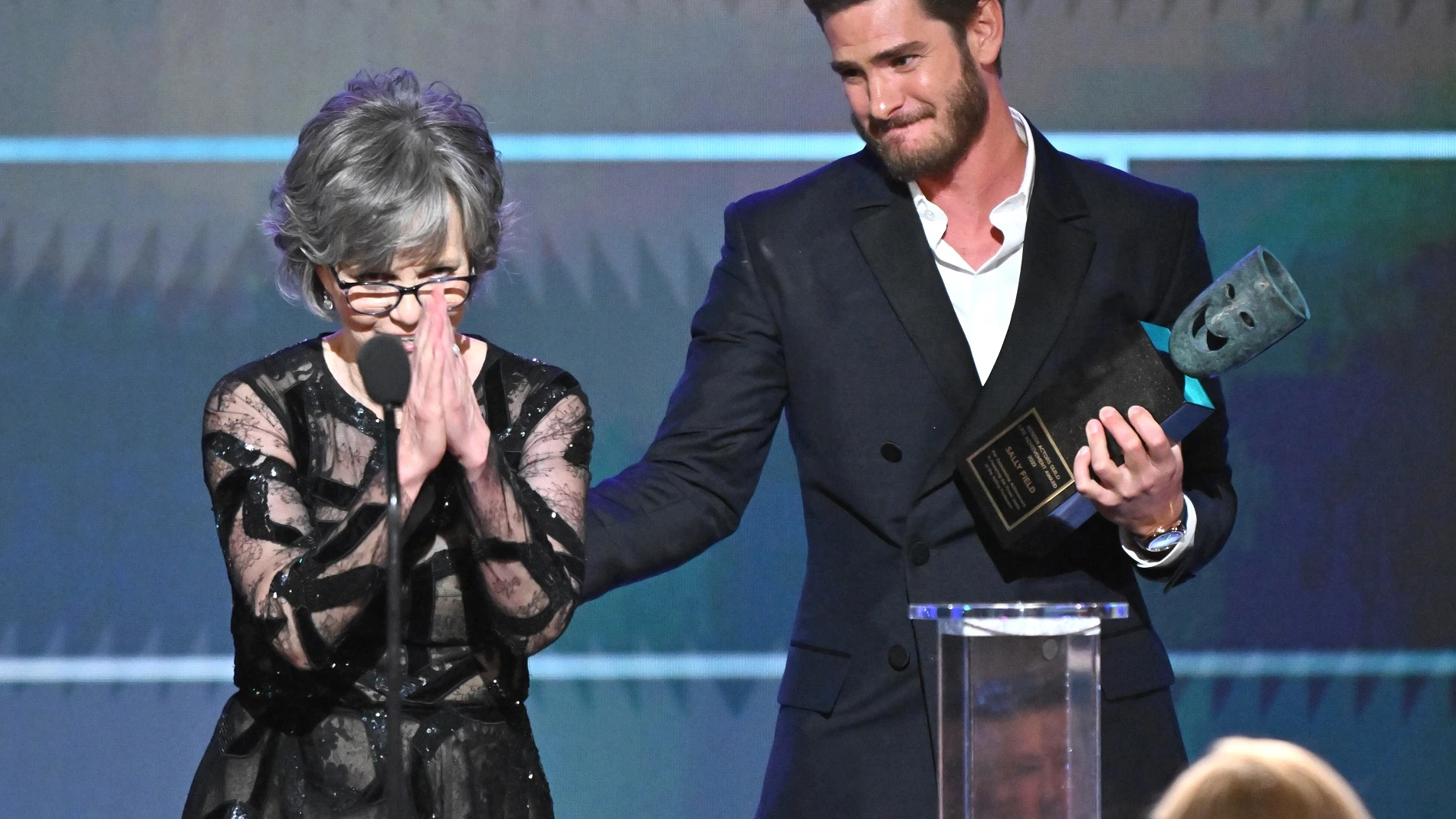 Sally Field y Andrew Garfield en los SAG Awards