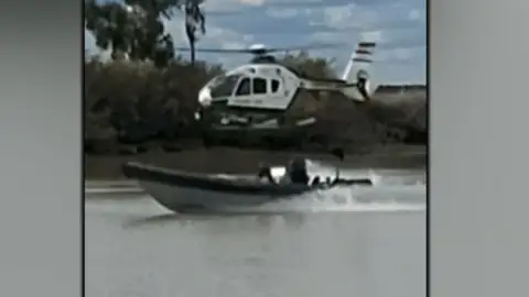Una lancha de la Guardia Civil persigue a unos contrabandistas Una lancha de la Guardia Civil persigue a unos contrabandistas