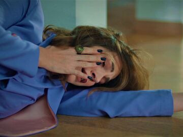 &iexcl;Ayla, muy afectada tras su conversaci&oacute;n con Resul, se resbala y se cae por las escaleras!: &iquest;Se pondr&aacute; bien?