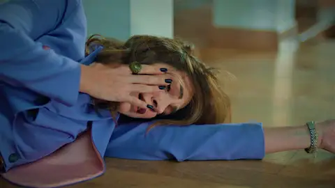 ¡Ayla, muy afectada tras su conversación con Resul, se resbala y se cae por las escaleras!: ¿Se pondrá bien? ¡Ayla, muy afectada tras su conversación con Resul, se resbala y se cae por las escaleras!: ¿Se pondrá bien?