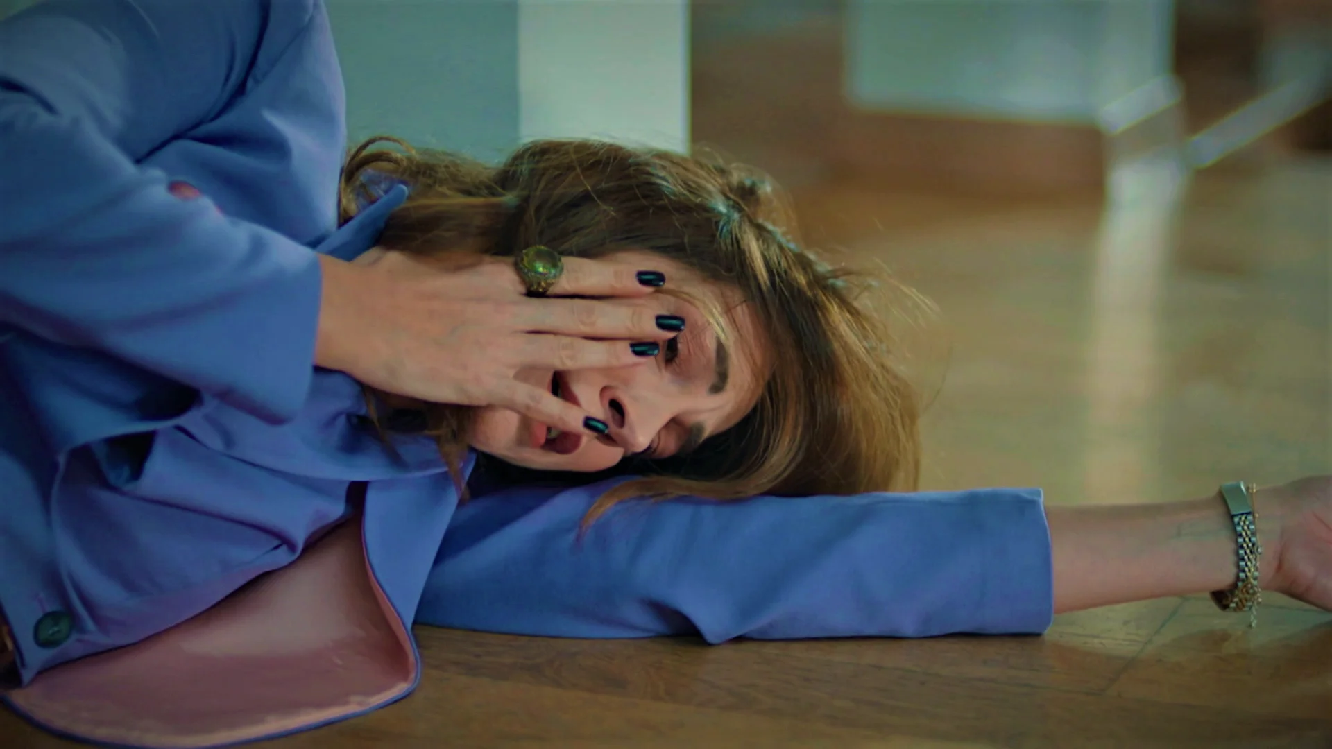 &iexcl;Ayla, muy afectada tras su conversaci&oacute;n con Resul, se resbala y se cae por las escaleras!: &iquest;Se pondr&aacute; bien?