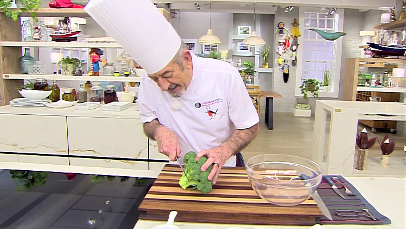 El truco de Arguiñano para aprovechar el tronco del brócoli: “Tiene un montón de alimento” El truco de Arguiñano para aprovechar el tronco del brócoli: “Tiene un montón de alimento”