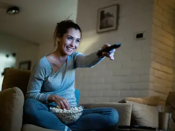 Una mujer viendo una película Una mujer viendo una película
