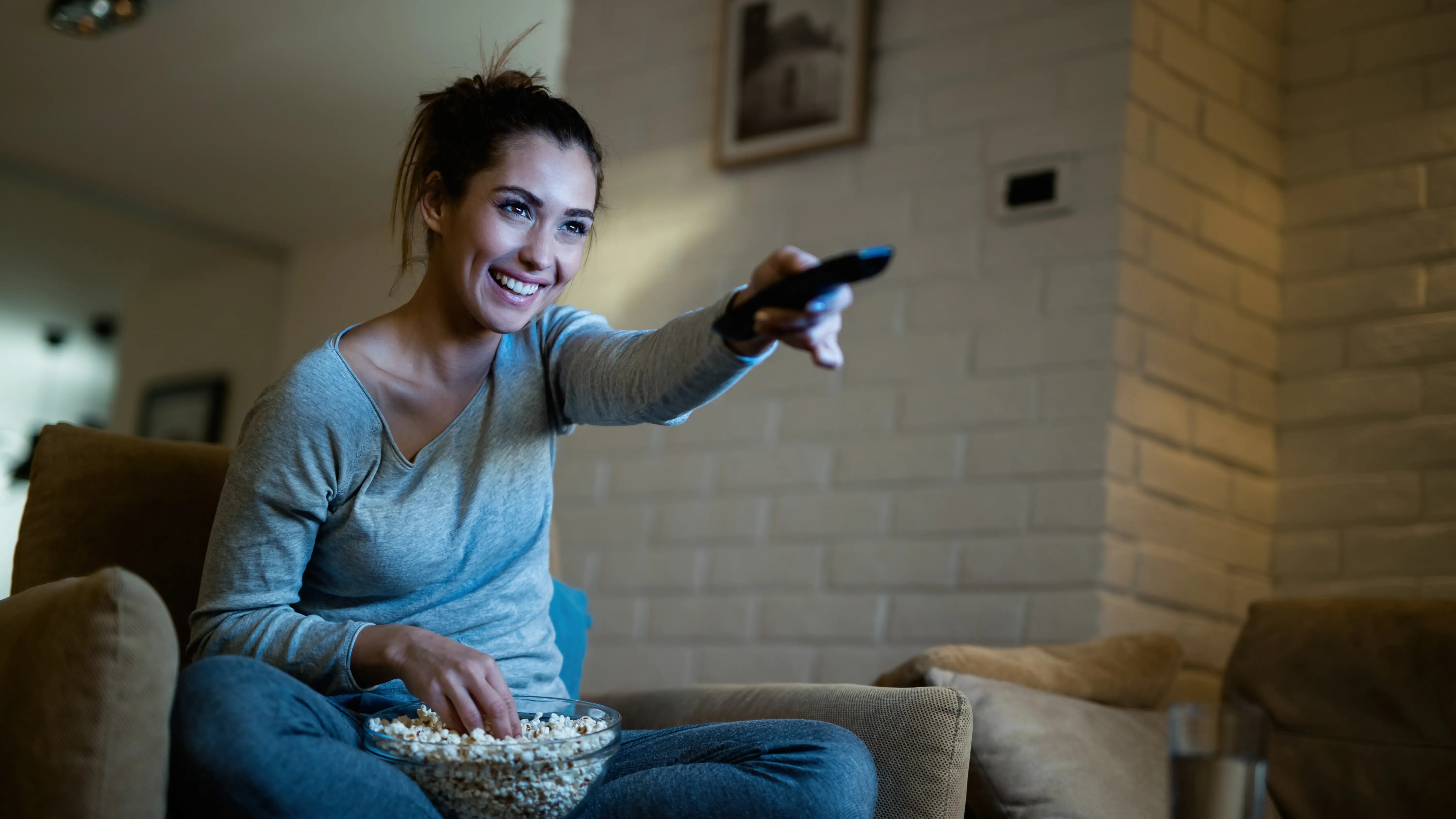 Una mujer viendo una película Una mujer viendo una película