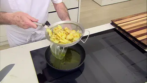 Pásalas a un colador y escúrelas bien. Pásalas a un colador y escúrelas bien.