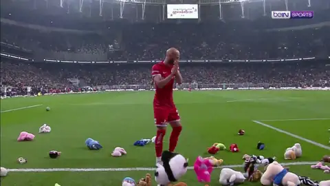 Homenaje en la Liga turca a los niños supervivientes del terremoto de Turquía Homenaje en la Liga turca a los niños supervivientes del terremoto de Turquía
