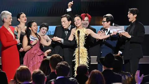 El equipo de 'Todo a la vez en todas partes' gana en los SAG Awards El equipo de 'Todo a la vez en todas partes' gana en los SAG Awards