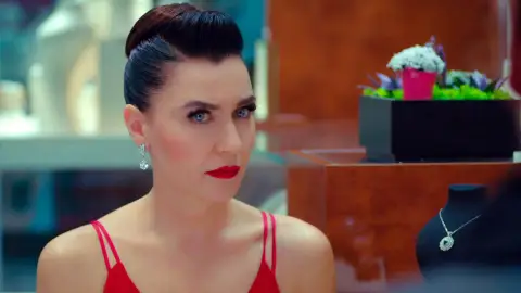 Ender intenta vender su anillo de compromiso… ¡Pero Halit interviene para que no se salga con la suya! Ender intenta vender su anillo de compromiso… ¡Pero Halit interviene para que no se salga con la suya!