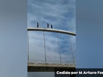 Peligrosa hazaña de altura de tres jóvenes sobre una pasarela en Ourense