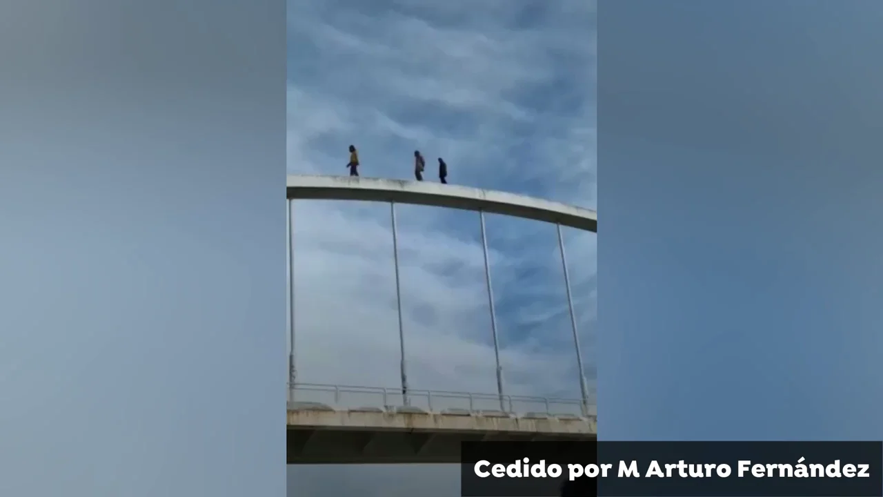 Peligrosa hazaña de altura de tres jóvenes sobre una pasarela en Ourense Peligrosa hazaña de altura de tres jóvenes sobre una pasarela en Ourense