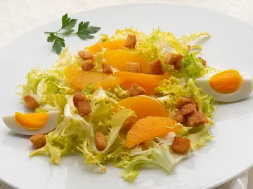 Karlos Arguiñano: &quot;Una ensalada diferente con alimentos de temporada&quot;, de escarola, naranja y ajo