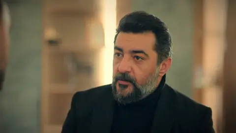 Akif, aprovechado la caída de Ayla por las escaleras, organiza un plan para que Resul no se divorcie de ella Akif, aprovechado la caída de Ayla por las escaleras, organiza un plan para que Resul no se divorcie de ella