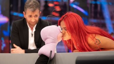 ¡Momentazo! El beso de película de Karol G a una de las hormigas en 'El Hormiguero'