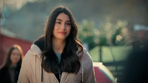 Cemile decide marcharse de Estambul para alejarse de Tolga y se despide de los Eren entre lágrimas: “Gracias por ser mi familia" Cemile decide marcharse de Estambul para alejarse de Tolga y se despide de los Eren entre lágrimas: “Gracias por ser mi familia"