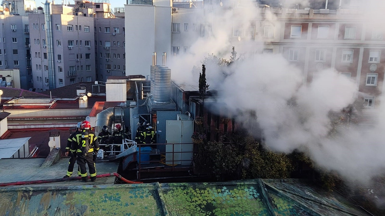 Incendio en la azotea de un hotel en el centro de Madrid