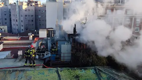 Incendio en la azotea del hotel Santo Domingo de Madrid Incendio en la azotea del hotel Santo Domingo de Madrid