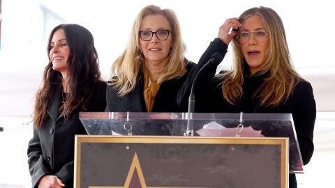 Courteney Cox, apoyada por Jennifer Aniston y Lisa Kudrow tras recibir su estrella en el Paseo de la Fama de Hollywood