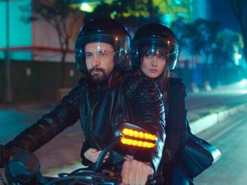 Alihan sorprende a Zeynep con una cita… ¡En moto!