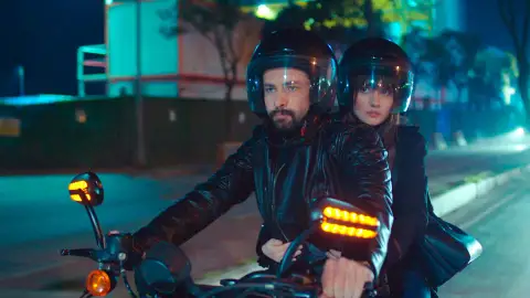 Alihan sorprende a Zeynep con una cita… ¡En moto! Alihan sorprende a Zeynep con una cita… ¡En moto!