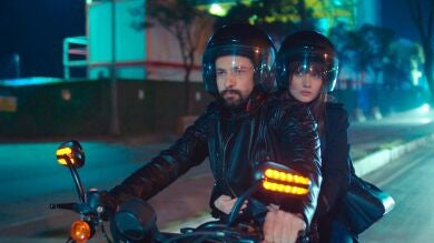 ¡Alihan sorprende a Zeynep y se van de cita en moto!