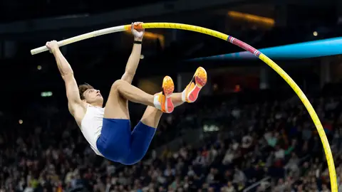 Armand Duplantis en acción Armand Duplantis en acción