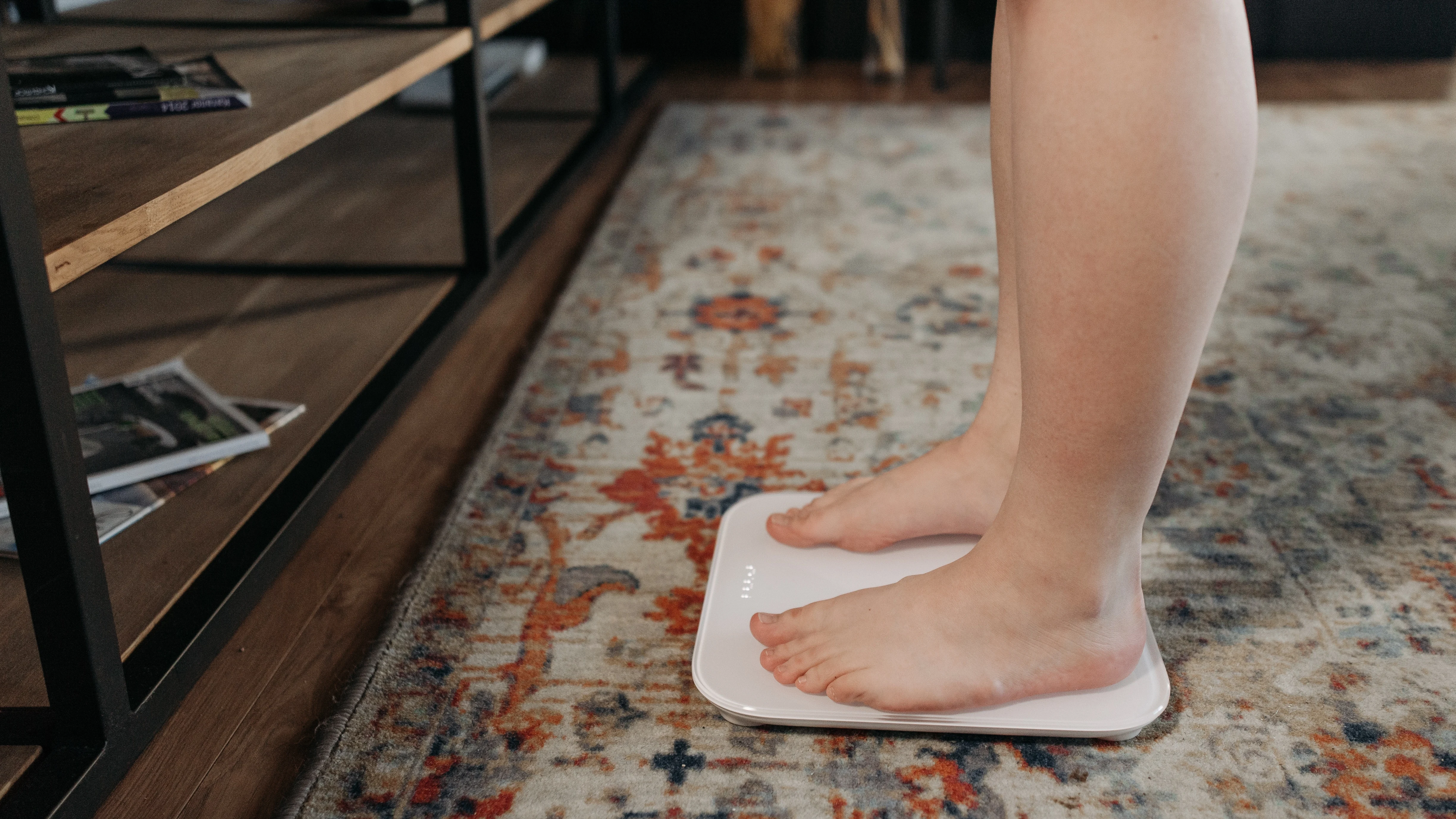 Mujer pes&aacute;ndose en una b&aacute;scula
