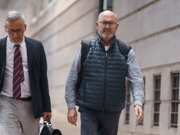 l exdiputado nacional del PSOE Juan Bernardo Fuentes junto a su abogado Raúl Miranda