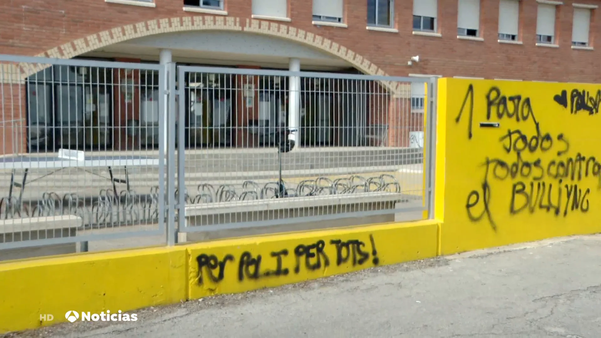 La madre de Pol, el niño de 15 años que intentó suicidarse: "Él sabía que si se tiraba de cabeza, se mataba. Y no lo hizo, se tiró de pie" La madre de Pol, el niño de 15 años que intentó suicidarse: "Él sabía que si se tiraba de cabeza, se mataba. Y no lo hizo, se tiró de pie"