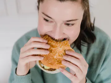 Una mujer come hamburguesa Una mujer come hamburguesa