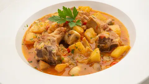 Karlos Arguiñano: receta de guiso de cordero con patatas y champiñones Karlos Arguiñano: receta de guiso de cordero con patatas y champiñones