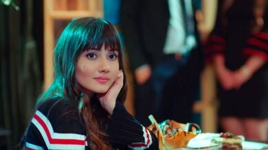 Alihan comienza a tocar el piano en plena cita… ¡Para que le escuche Zeynep!