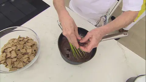 Trocea el chocolate de cobertura y añádelo Trocea el chocolate de cobertura y añádelo