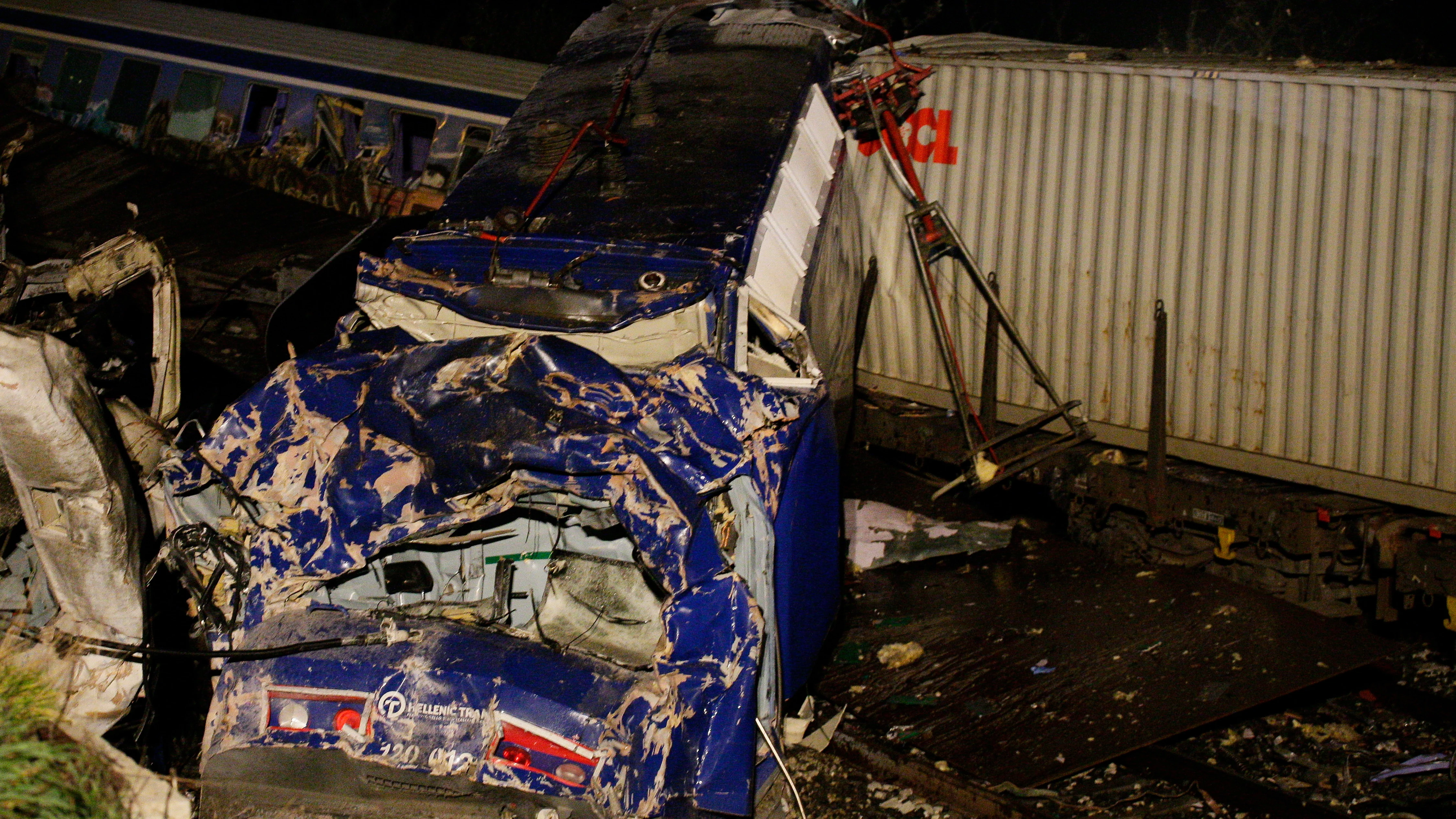 Vagón destruido en el accidente de tren en Grecia Vagón destruido en el accidente de tren en Grecia