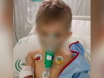 Un niño de 3 años acaba en la UCI tras 4 diagnósticos erróneos: "Si no se hacen pruebas, los médicos no saben diferenciar"