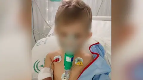 Un niño de 3 años acaba en la UCI tras 4 diagnósticos erróneos: "Si no se hacen pruebas, los médicos no saben diferenciar" Un niño de 3 años acaba en la UCI tras 4 diagnósticos erróneos: "Si no se hacen pruebas, los médicos no saben diferenciar"