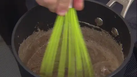 Remueve la mezcla hasta que el chocolate se funda Remueve la mezcla hasta que el chocolate se funda